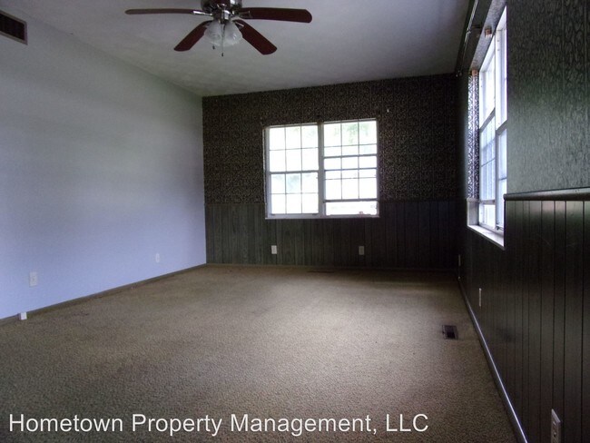 Building Photo - 724 Riverview Dr