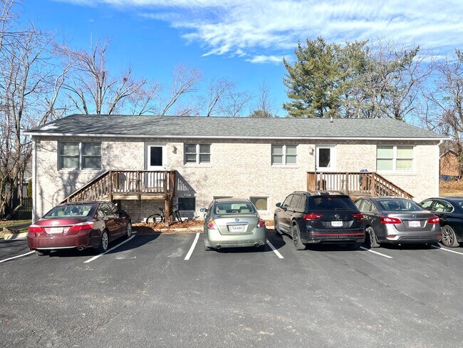 Foto del edificio - Available for the 2026-2027 lease term.