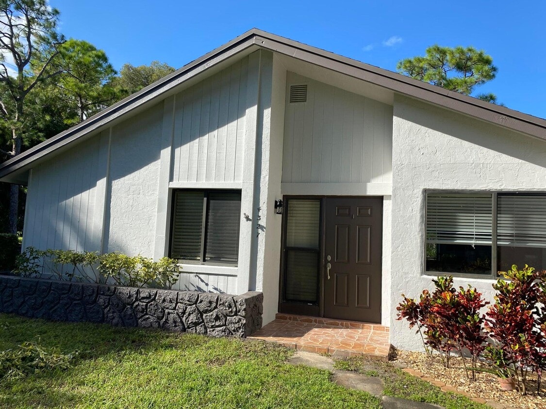 Primary Photo - 4327 Palm Forest Dr N