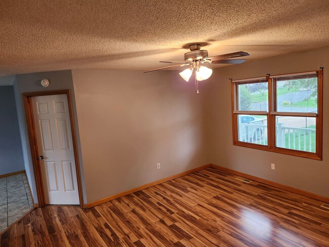 Building Photo - Single Family 3 BR, 2 Bath Rental House in...