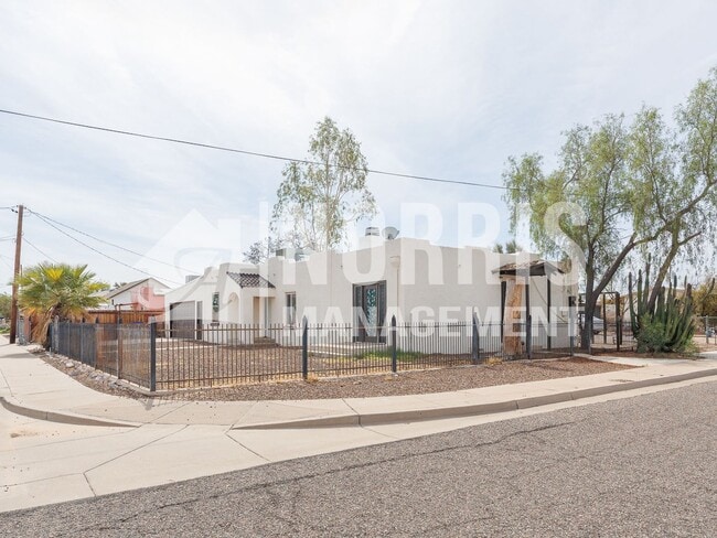 Building Photo - 225 E Aguilar St