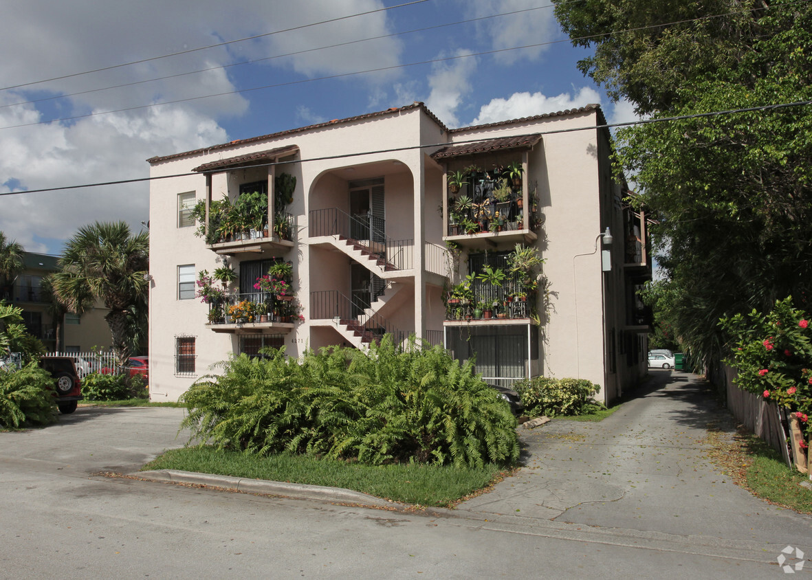 Spanish Villa Apartments - Airport View II