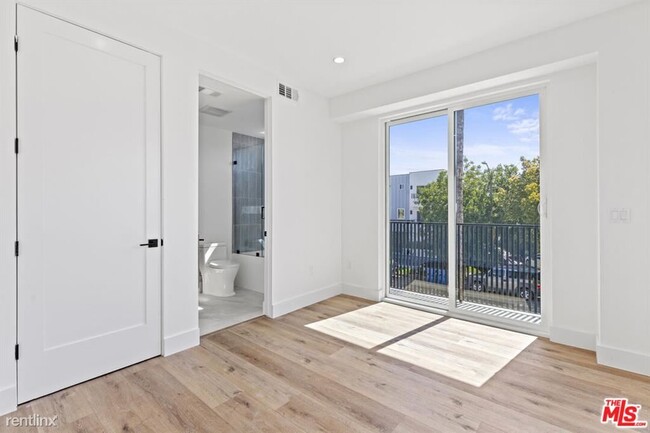 Building Photo - 3 br, 3.5 bath Townhome - 10915 Hesby St