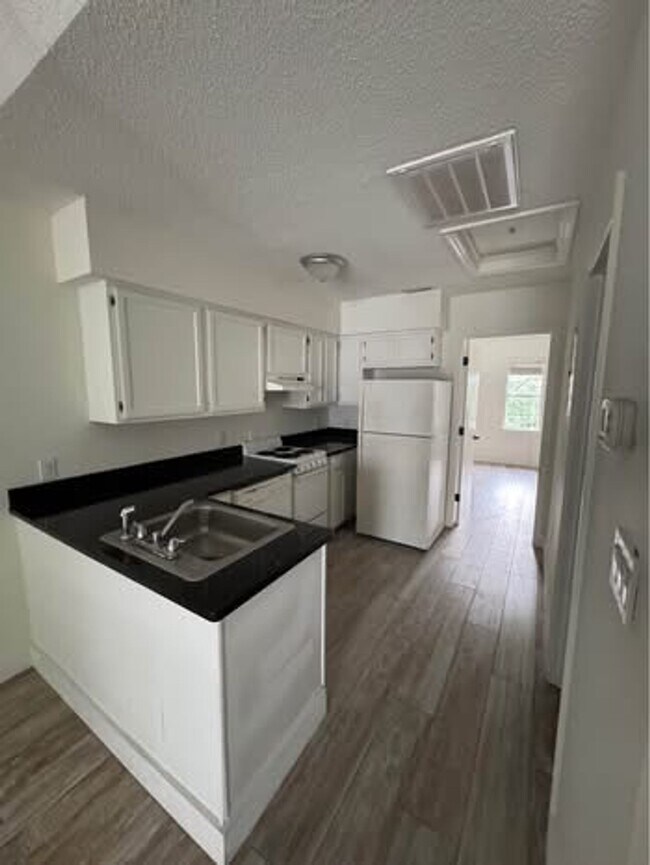 Foto del edificio - Large One Bedroom Across from the Beach in...