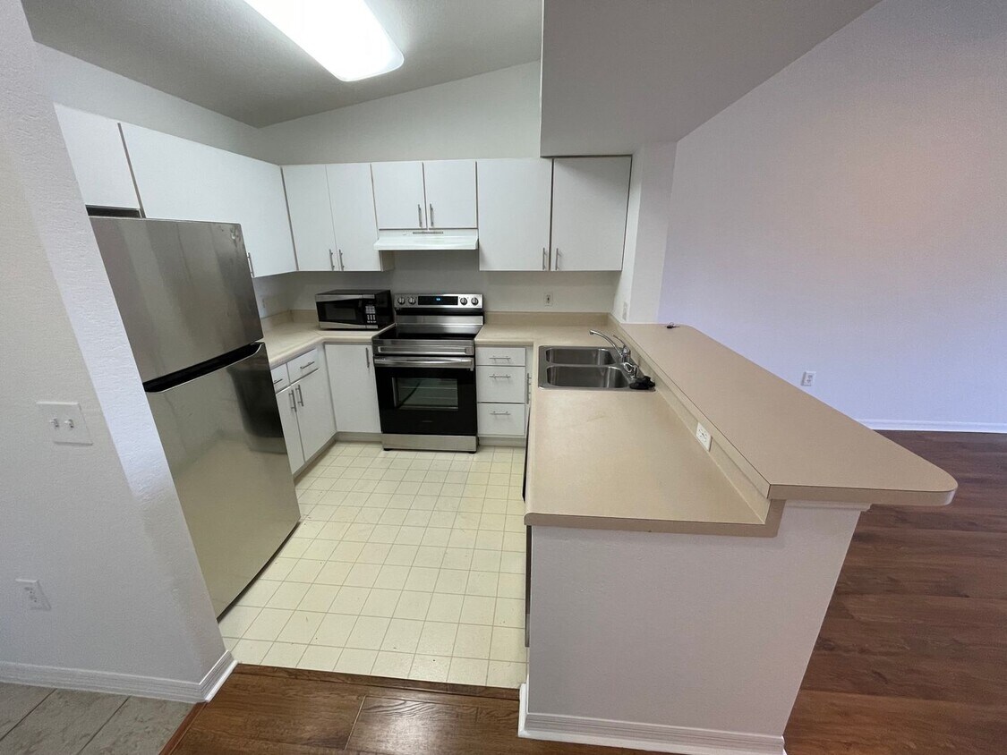 Foto principal - ANNUAL RENTAL - KEY ROYAL-2 BED 1 BATH THI...