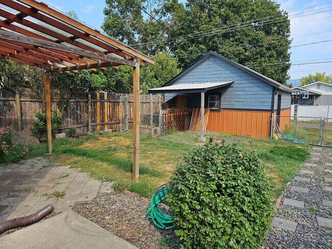Building Photo - 1415 W Ave