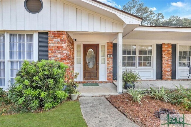 Building Photo - 4 bedroom, 3 bathroom Brick Ranch home loc...