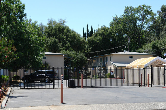 Building Photo - Mariposa Oaks Apartment