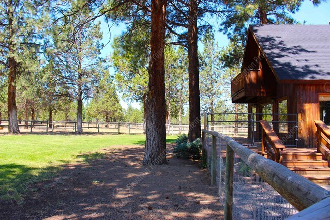 Building Photo - 67708 Cloverdale Rd