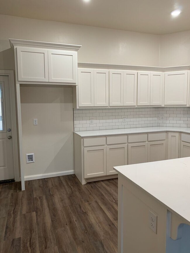 Foto del edificio - 3 bedroom, 3 bathroom, 2 car garage with a study in Gated Neighborhood