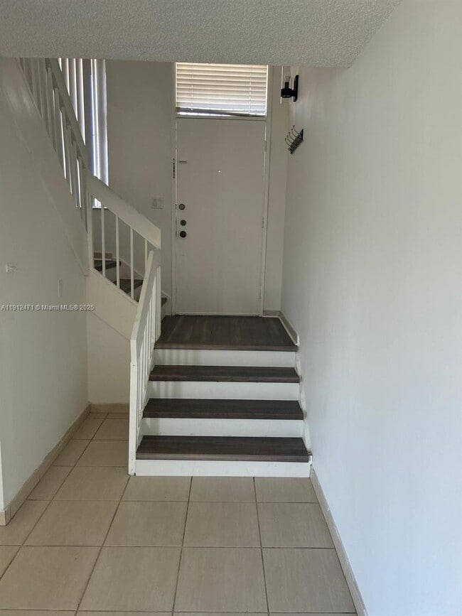 Foto del edificio - 563 NW 98th Ct