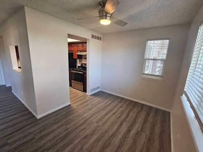 Foto del edificio - Ground-Level 1-Bedroom Condo in Southeast ...