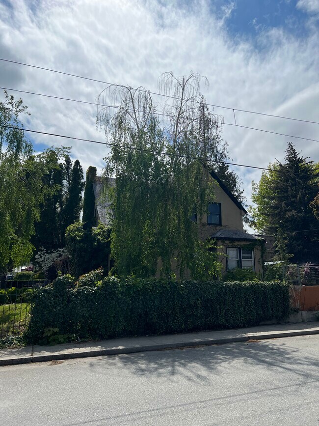 Building Photo - 800 Yakima St