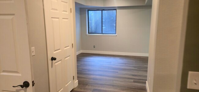Building Photo - 2312 Creekside Dr