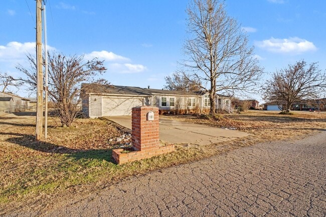 Building Photo - 3-Bed Home with Fireplace, Fenced Yard & Flexible Living Space