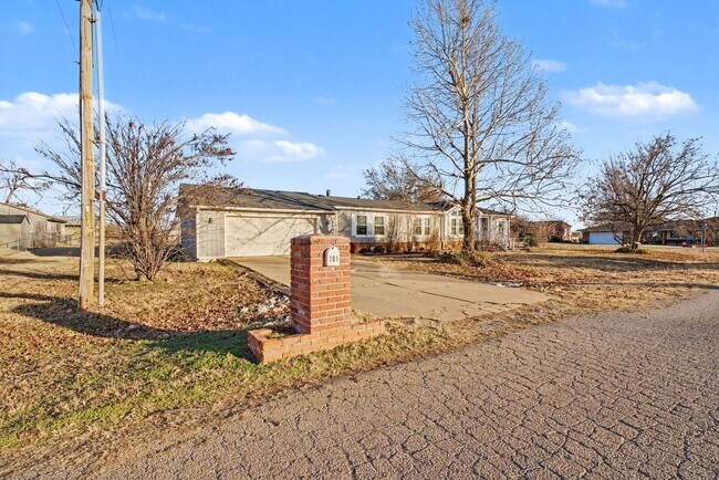 Foto del edificio - 3-Bed Home with Fireplace, Fenced Yard & Flexible Living Space