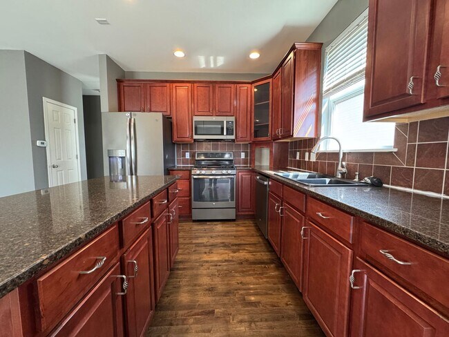 Building Photo - Bennington Home For Rent!