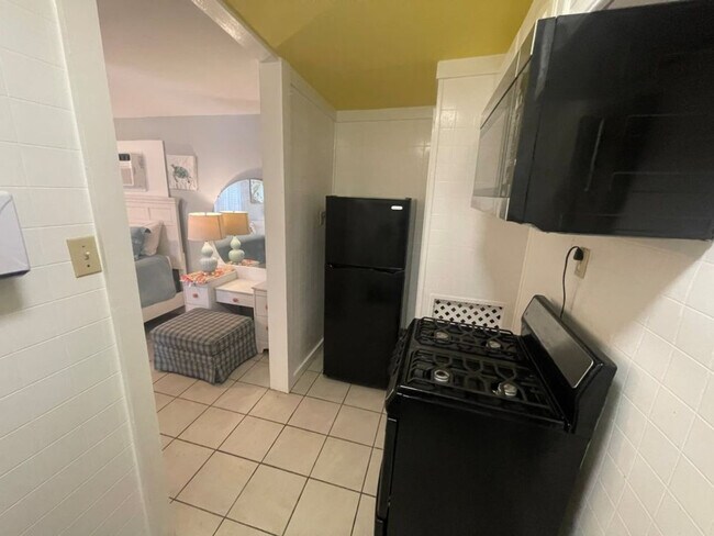 Building Photo - 2317 Bernardo De Galvez Ave