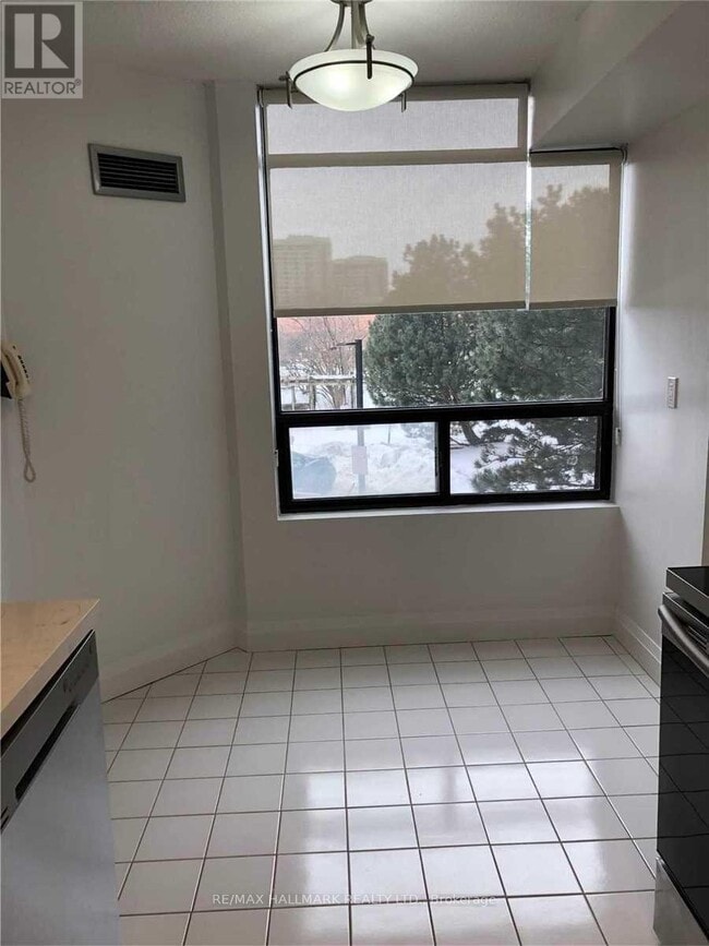 Photo du bâtiment - 7440 Bathurst St