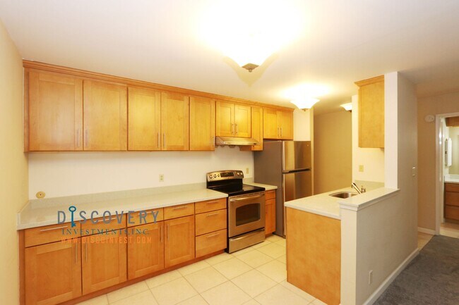 Building Photo - Pending! Centrally Located Contemporary Condo