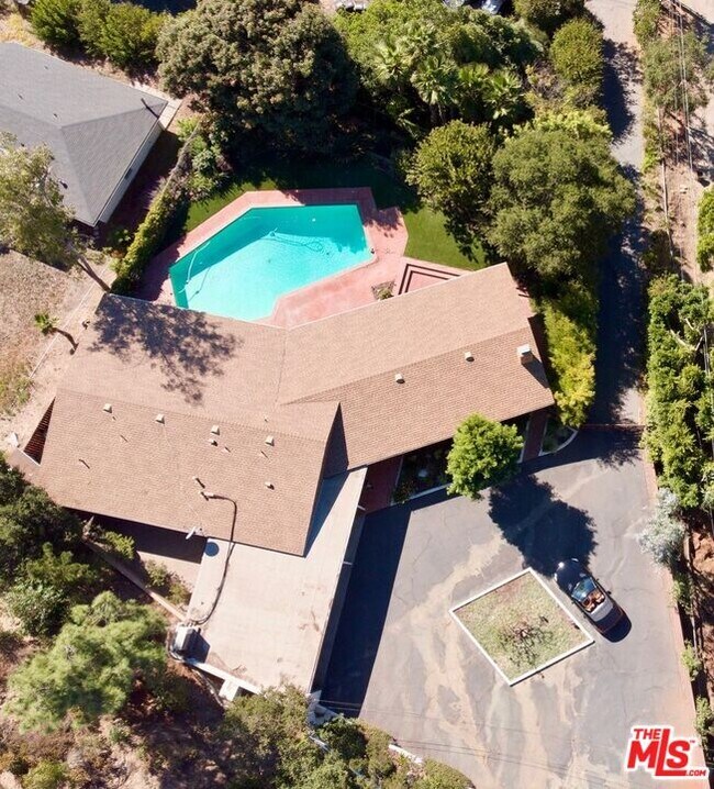 Foto del edificio - 590 N Tigertail Rd
