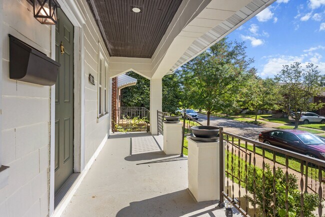 Foto del edificio - 6613 Parkwood Pl