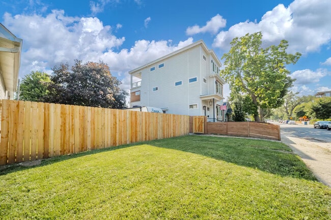 Building Photo - 930 Elm St