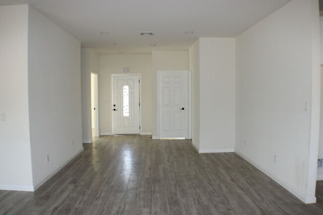 Foto del edificio - 7820 Bay Ave