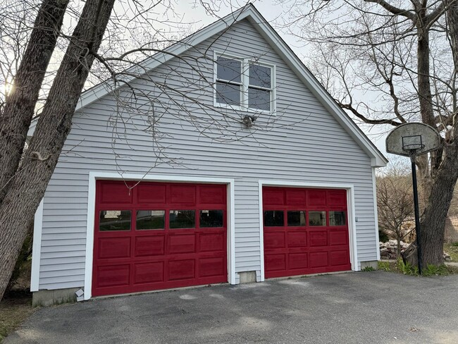 Building Photo - Charming and Perfect 3BR Cape Rental