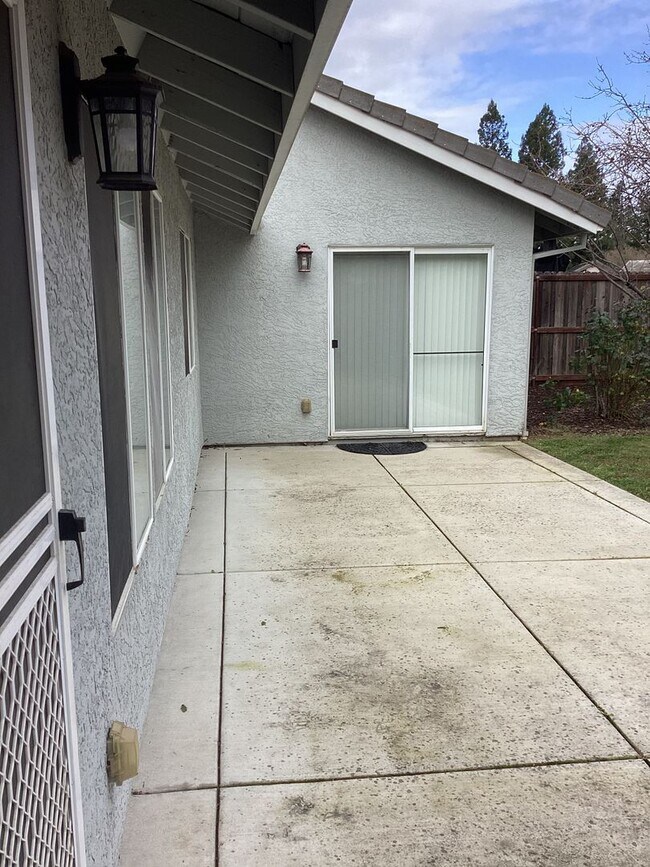Foto del edificio - 3 Bedroom Home in Elk Grove