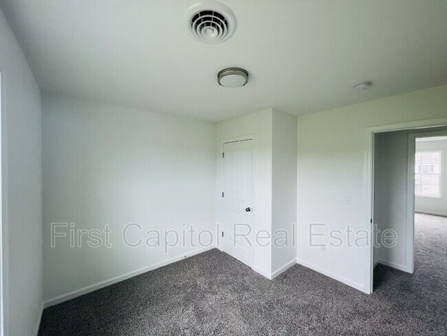 Building Photo - 11 Riverview Dr