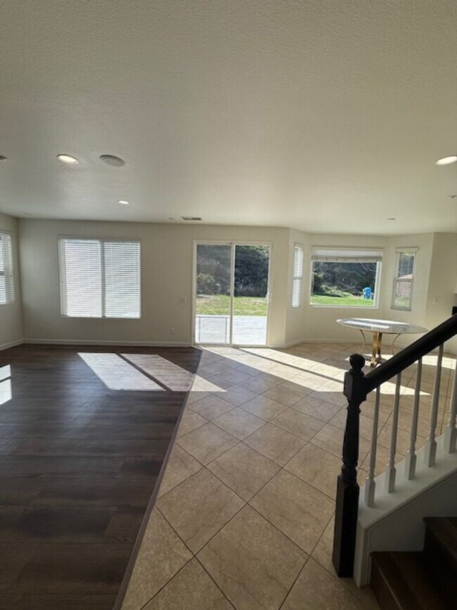 Foto del edificio - Very Nice 4 bedroom, 3 full bath home in much desired Lakeside neighborhood.