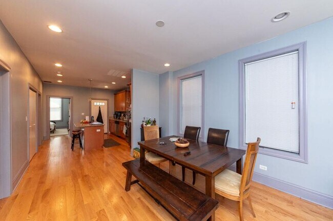 Building Photo - 3 bedroom in Chicago IL 60622