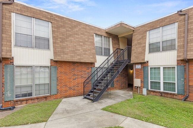 Building Photo - 900 Mountain Creek Rd