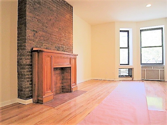 Building Photo - 160 W 75th St