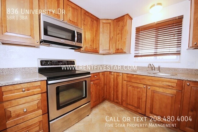 Building Photo - Spacious 5 bedroom walking distance to ISU...