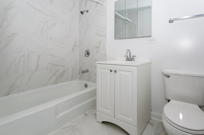 Baños mejorados - 10737 S. Keating Ave.