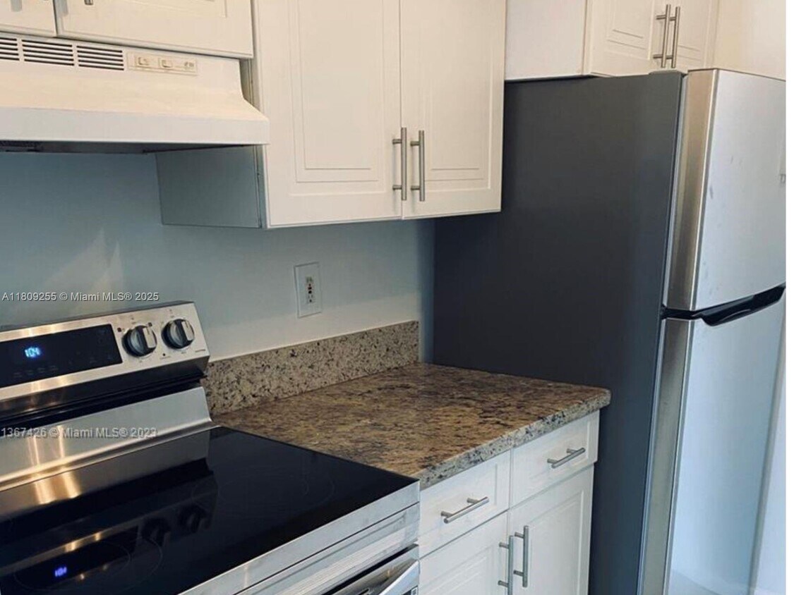 Foto principal - 2350 NE 135th St