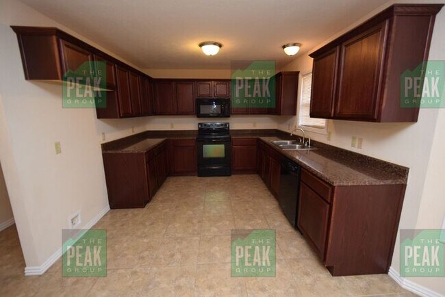 Building Photo - 3 Bedroom 2 Bath Home With Bonus Room In U...