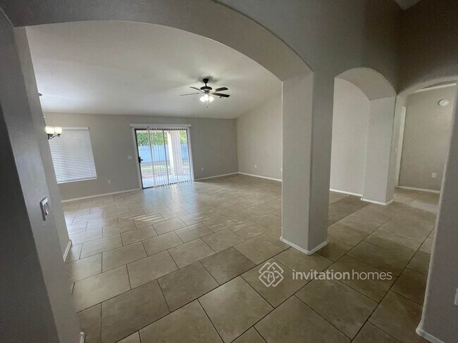 Building Photo - 984 N Martingale Rd