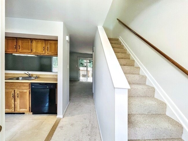 Building Photo - 33 Sugarland Square Ct