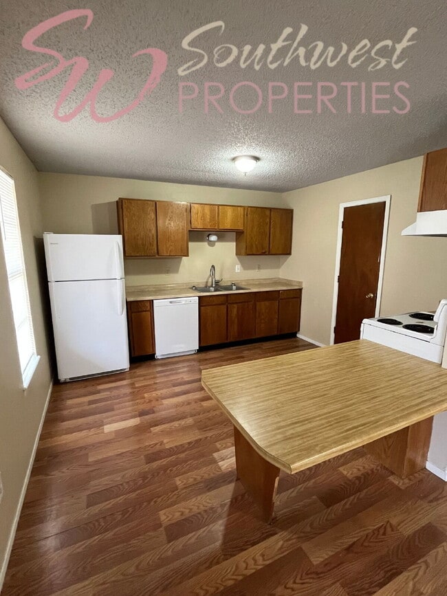 Building Photo - Move in Ready 2 bedroom 1 bath apartment -- Walk to Campus!