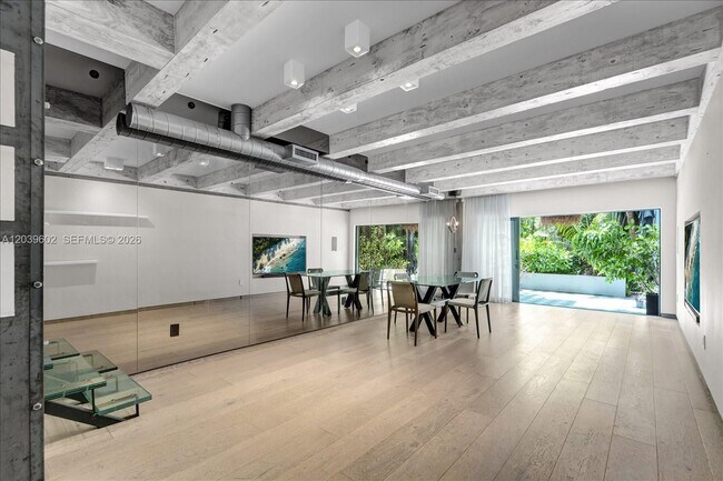 Foto del edificio - 6011 N Bayshore Dr