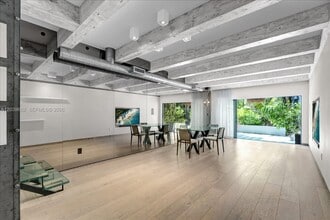 Building Photo - 6011 N Bayshore Dr