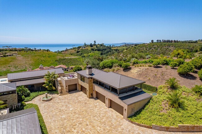 Foto del edificio - Tuscan Dream Villa in Summerland — Ocean Views, Orchard Serenity, Fully Furnished Retreat