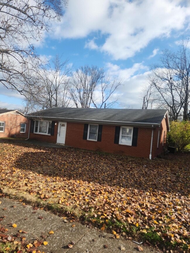 Building Photo - 3832 Walhampton Dr