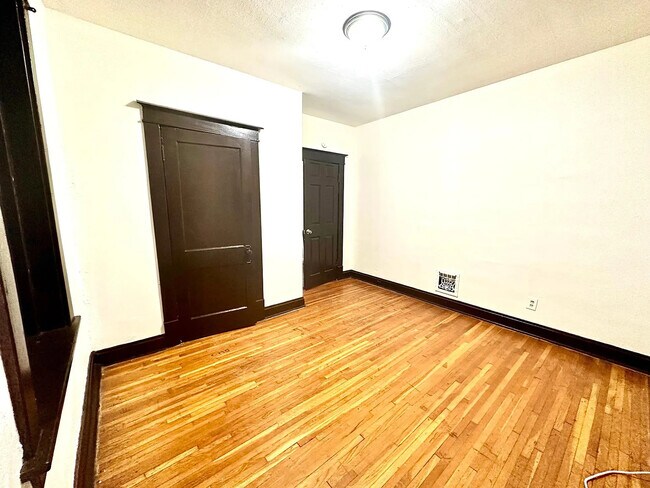 Foto del edificio - 3949 Tholozan Ave