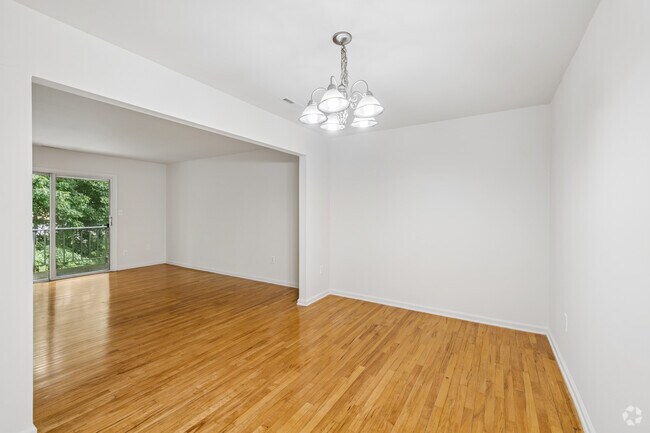 1BR, 1BA w/Den- 850SF - Dining Room - Woodmere at Hamilton