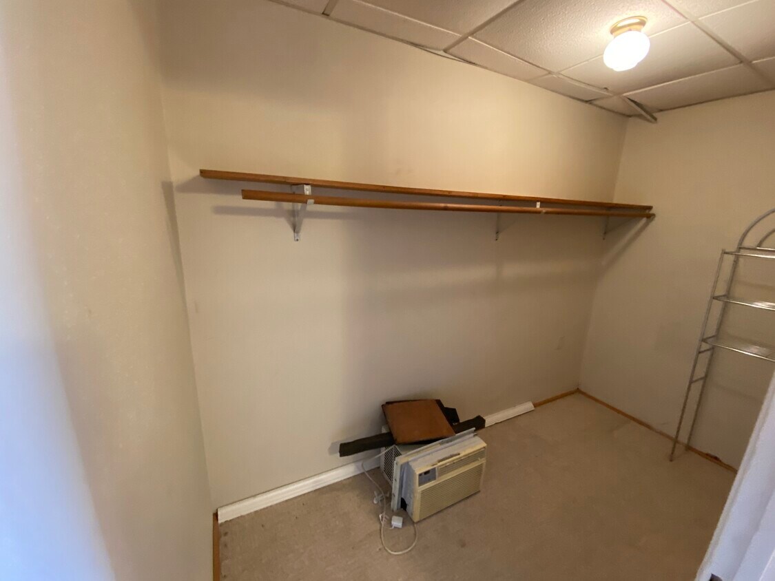 Walk in closet - 2408 170th St
