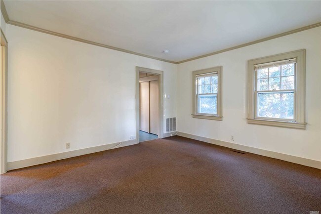 Building Photo - 5 Sylvan Ln